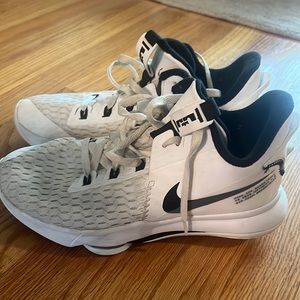 Lebron Witness 5 basketball shoes